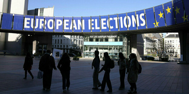 Silhouetten von jungen menschen vor einem Banner auf dem "European Elections" steht