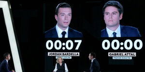 Bild aus dem Fernsehstudio der Debatte zwischen Jordan Bardella (links) und Gabriel Attal