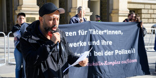 Der Linken Politiker Ferat Kocak spricht bei einer Demonstration vor dem Abgeordnetenhaus anlässlich des Neukölln-Auschuss