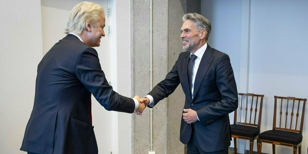 Dick Schoof (rechts), designierter Premierminister des neuen Kabinetts, begrüßt Geert Wilders (links)