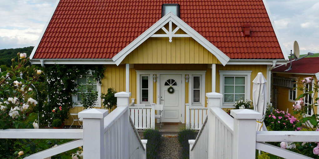 Ein ordentliches Holzhaus in Schweden mit gepflegtem Vorgarten