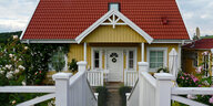 Ein ordentliches Holzhaus in Schweden mit gepflegtem Vorgarten