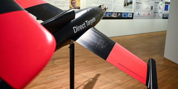 Eine Drohne mit der Aufschrift "Direct Targets" von Airbus steht in der bundesweit ersten Drohnen-Ausstellung «Game of Drones".