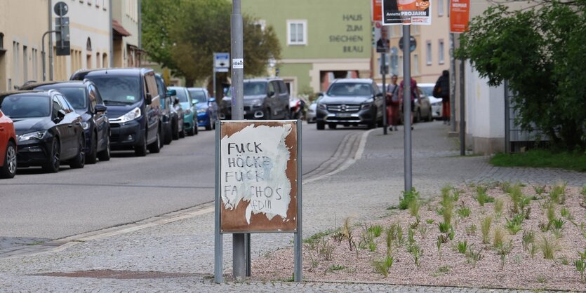 Der Ständer eines Wahlplakats, das Plakat wurde abgerissen und "Fuck Höcke Fuck Faschos" auf die leere Fläche geschrieben