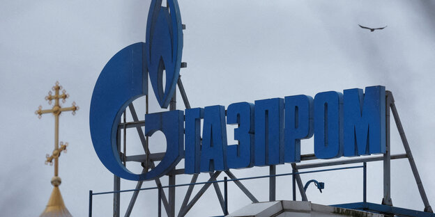 Gazprom-Logo, auf ein Gebäude montiert