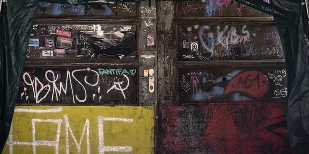 Die Eingangstür des IfZ in leipzig ist mit Graffitis bemalt