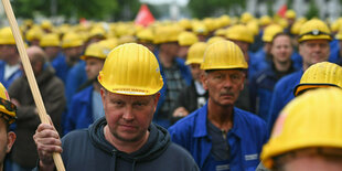 Mitarbeiter der Meyer Werft verlassen die Betriebsversammlung der Papenburger Meyer Werft.