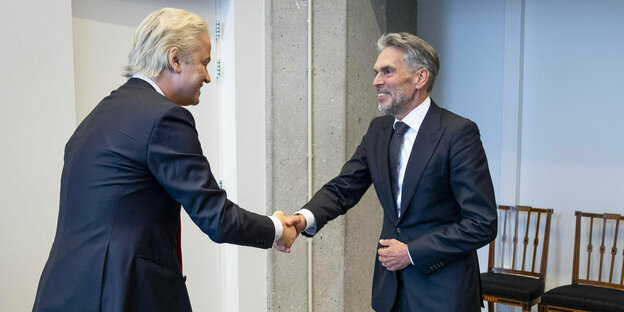 Dick Schoof und Geert Wilders geben sich die Hand
