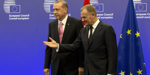 Türkeis Präsident Erdogan und EU-Ratspräsident Donald Tusk beim Auftritt vor der Presse.