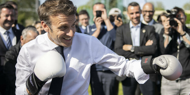 Der französische Präsident mit Boxhandschuhen bringt sich in Stellung.