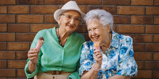 Zwei alte Frauen essen Eis und lachen