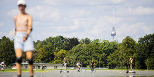 Frau auf dem Tempelhofer Feld