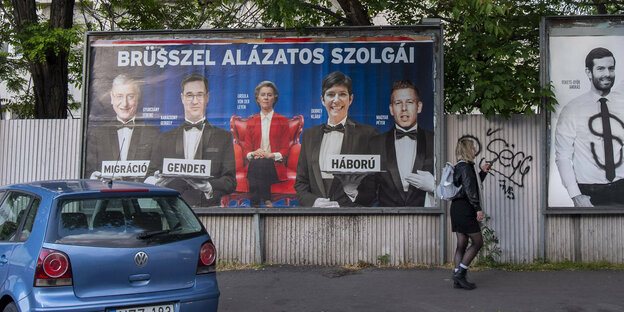 Wahlplakat der ungarischen Regierungspartei mit vier Oppositionspolitker:innen als Kellner:innen