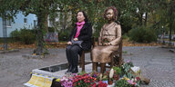 Eine Frau aus Bronze sitzt auf einem Stuhl: das sogenannte Denkmal für koreanische Trostfrauen, so wurden die von Japan im besetzten Korea zur Prostitution gezwungenen Frauen genannt