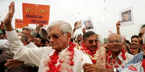 1998 wurden Wissenschaftler, die Pakistan zur Atombombe verhalfen, bei ihrer Rückkehr aus Belutschistan gefeiert.