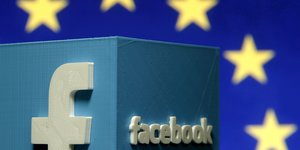Ein 3D-Druck des Facebook-Logos vor einer EU-Flagge.