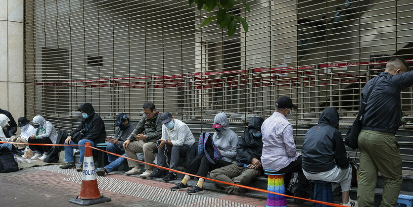 Mutmaßliche Sympathisanten der Demokratiebewegung warten am Donnerstag auf Einlaß ins Hongkonger Gericht.