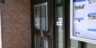 Sachschaden an der Eingangstür der Geschäftsstelle der 'Lebenshilfe Mönchengladbach'.