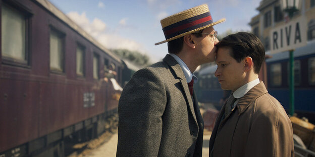 Max Brod (David Kross, l.) und Franz Kafka (Joel Basman) stehen in der Serie „Kafka“ auf einem Bahnsteig zwischen Zügen.