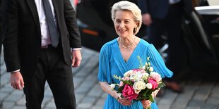 Ursula von der Leyen mit Blumen