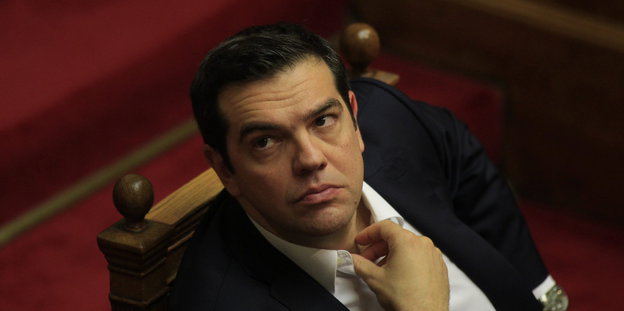 Premierminister Alexis Tsipras guckt nach oben.