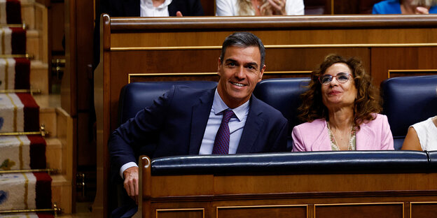 Der spanische Ministerpräsident Pedro Sanchez und die erste stellvertretende Ministerpräsidentin Maria Jesus Montero sitzen nebeneinander.