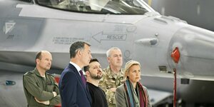 lexander De Croo (vorne, l), Premierminister von Belgien, Wolodymyr Selenskyj, Präsident der Ukraine, und Ludivine Dedonder, Verteidigungsministerin von Belgien, besuchen den Militärflughafen Melsbroek.