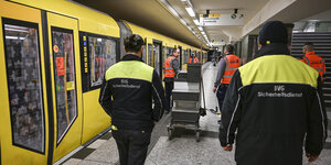 Security-Personal auf einem Bahnhof der U-Bahn-Linie 8