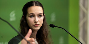 Lena Schillin spricht auf einer Pressekonferenz