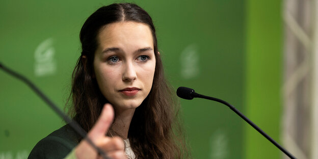 Lena Schillin spricht bei einer Pressekonferenz