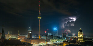 Gewitter hinter dem Zentrum Mitte von Berlin.