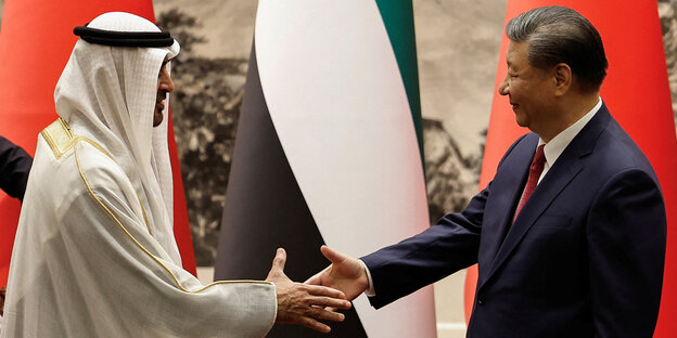 Der chinesische Präsident Xi Jinping und der Präsident der Vereinigten Arabischen Emirate, Scheich Mohammed bin Zayed Al Nahyan, geben sich nach einer Unterschriftszeremonie in der Großen Halle des Volkes in Peking, China, am 30. Mai 2024 die Hand.