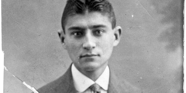 Passbild von Franz Kafka mit Krawatte und Mittelscheitel