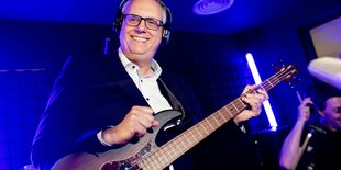 Bremens Bürgermeister mit E-Bass