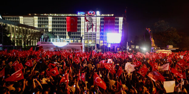 Anhänger von Ekrem Imamoglu, Bürgermeister von Istanbul, versammeln sich nach den Kommunalwahlen und feiern seinen Sieg vor dem Rathaus in Istanbul.