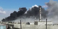 Rauch steigt über der syrischen Stadt Talbiseh in der Region Homs auf.