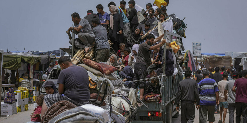 Viele Menschen sitzen auf einem Auto und warten auf ihre Ausreise