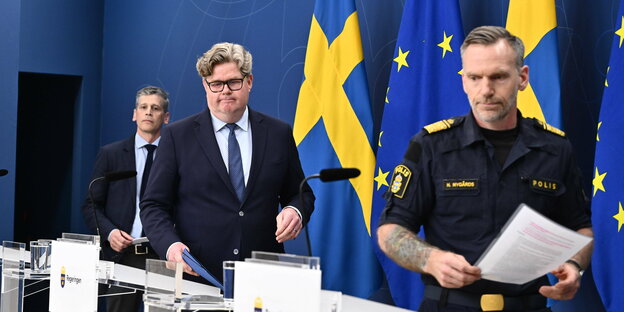 3 Männer vor Schwedischen und EU Flaggen