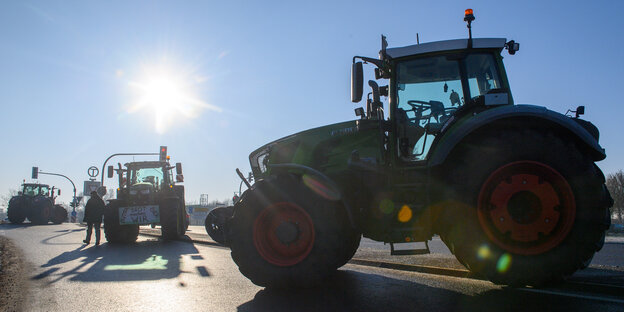 Traktoren stehen auf einer Autobahnauffahrt der A2 in Richtung Berlin.