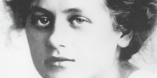 Porträt der jungen Milena Jesenska mit grossen Augen und lockigem Haar