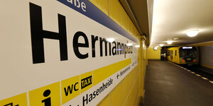 U-Bahn fährt aus Bahnhof Hermannplatz