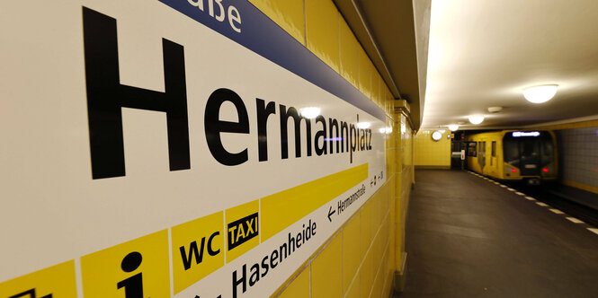 U-Bahn fährt aus Bahnhof Hermannplatz