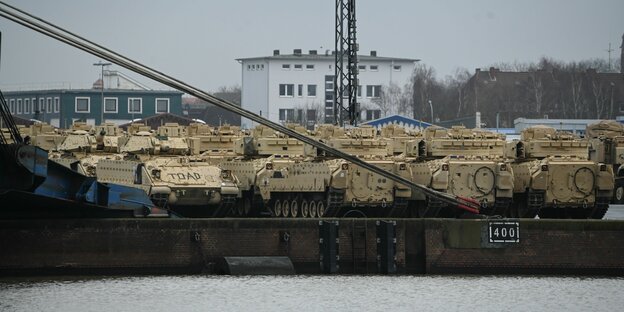 US-Panzer auf dem Cargo-Transporter Endurance beim Einlaufen in Bremerhaven im Februar 2023; das US-Militär nutzt den Hafen dort unter anderem, um Waffen für die Ukraine zu verschicken