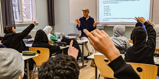 SchülerInnen und Lehrer in einem Klassenraum