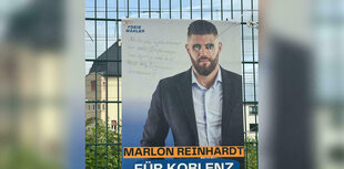 Wahlplakat , Mann mit ausgekratzten Augen