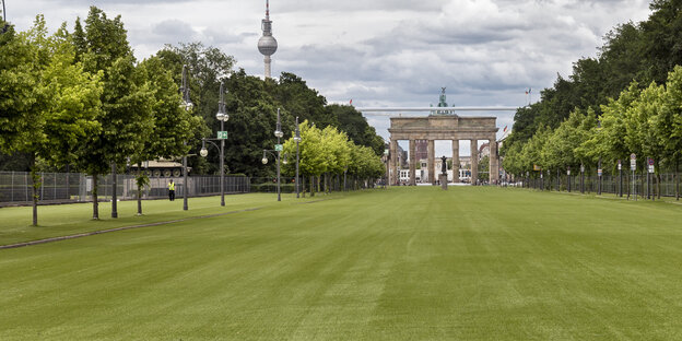 grüner Kunstrasen vor dem Brandenburger Tor