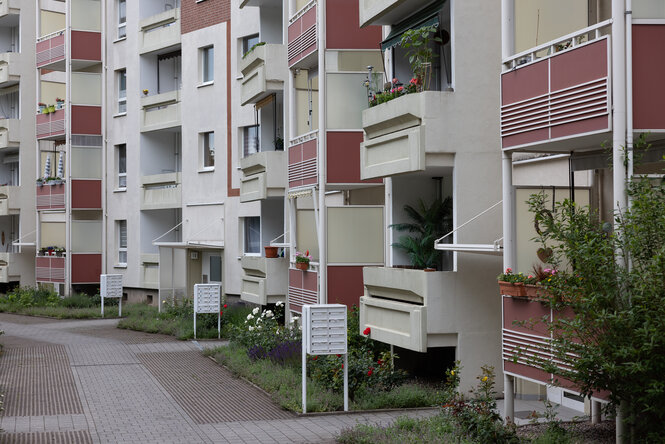 Viele Türen und Balkone eines Plattenbaus