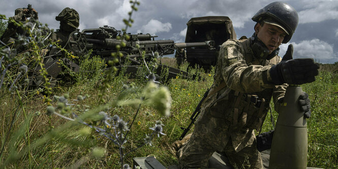 Ein ukrainischer Soldat installiert einen Znder