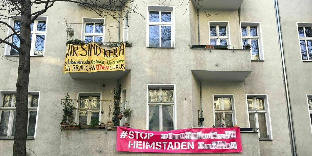 An der Fassade eines Altbaus hängen Transparente. Auf einem Transparent wird gefordert: Stop Heimstaden