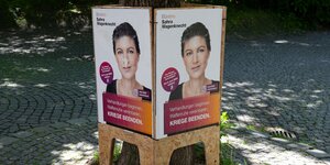 Wahlplakagt mit dem Proträt von Sahra Wagenknecht und der Botschaft: Kriege beenden